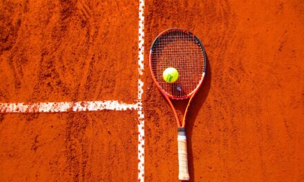 ¿Cómo evitar lesiones en deportes que implican palos o raquetas?